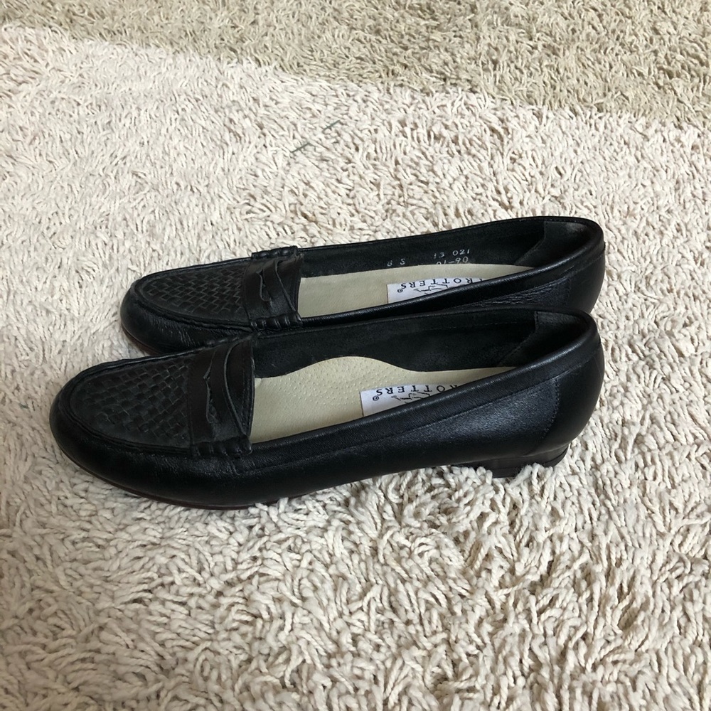 Trotters black loafer slip ons. Excellent used condition. Size 8 S (narrow)